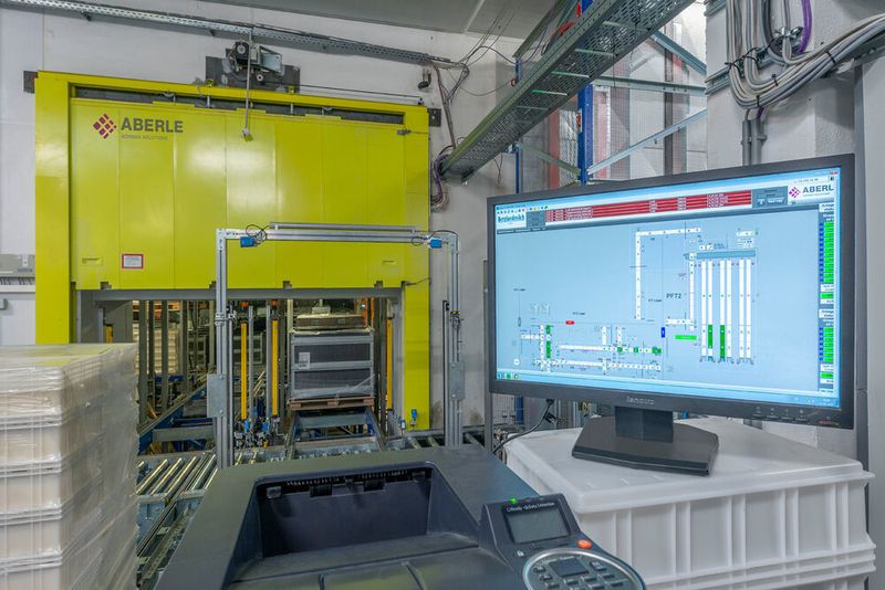 Das von Aberle ausgeführte Retrofit beinhaltete auch die Steuerungstechnik der gesamten Automatisierung sowie die Einbindung eines neuen Materialflussrechners inklusive Anlagenvisualisierung. (Aberle)