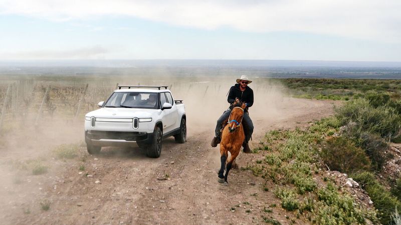 Speziell mit dem Pick-up bedient Rivian einen boomenden Markt in den USA – und natürlich die Wildwest-Romantik. (Rivian)