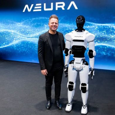 Neura Robotics ist ein deutscher Spezialist für humanoide Roboter (Humanoide). Hier präsentiert sich der Mitgründer David Reger mit einem Vertreter dieser künstlichen Spezies. Er hat grund zum Lachen, denn man konnte von Investoren jüngst wieder über eine Milliarde Dollar einsammeln ... (Bild: Neura Robotics)