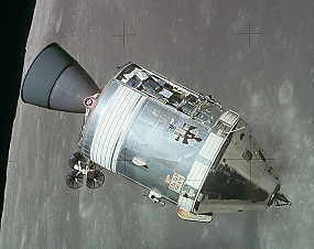 Le CSM en orbite lunaire. Le module de service (Service Module ou SM) est un cylindre d'aluminium non pressurisé de 5 mètres de long et 3,9 mètres de diamètre pesant 24 tonnes. Il est accouplé à la base du module de commande et la longue tuyère du moteur-fusée principal de 9 tonnes de poussée en dépasse de 2,5 mètres. Le module de commande (Command Module ou CM) est la capsule à proprement dite, de forme conique, dans laquelle les astronautes rentreront sur terre. La société North American en était le constructeur. (Image:NASA)