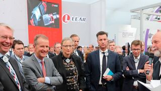 Ralf Brandstätter, Stefan Sommer, Herbert Diess, Hiltrud Werner, Thomas Schmall und Frank Welsch vom Volkswagen-Konzern machten bei ihrem Messerundgang halt bei Michael Zydek, Vice President Engineering Systems von Continental. (Wolfsburg AG)