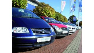 „1 von 15.000“ ist auf dem Nummernschildverstärker zu lesen. Jesse schöpft aus dem riesigen Fahrzeugbestand der EGA-Handelsplattform. (Archiv: Vogel Business Media)