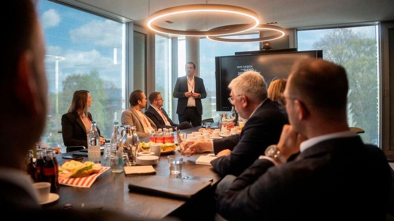 Senger-CIO Holger Okruch gab der Jury beim Vor-Ort-Besuch Einblick in das Bewerbungsprojekt. (Bild: Rehberg – VCG)