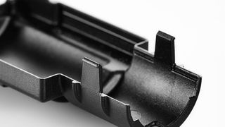 Technische Kappe aus PA66-GF15 mit hohen Präzisionsanforderungen am Fließwegende, hergestellt auf einer vollelektrischen Spritzgießmaschine Intelect von Sumitomo (SHI) Demag mit dem Produktionseffizienzbaustein „active-Flow-Balance“ zur blancierten Füllung von Multikavitäten-Werkzeugen (Bild: Sumitomo)