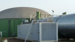 Technikumsanlage für Enzymversuche vor der Biogas-Praxisanlage in Hessisch Oldendorf (Bild: Kausmann/ATB)