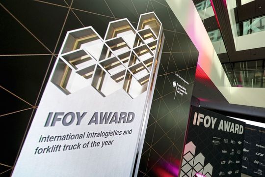 Die Trophäe des Ifoy Awards wird mithilfe einer Wasserstrahl-Schneidanlage aus Aluminium geschnitten. Dabei wird dem Hochdruckwasserstrahl spezieller Schleifsand beigemischt. In einem aufwendigen Prozess werden Produktion, Lasergravur, Eloxierung und Montage sorgfältig durchgeführt.(Bild:  Ifoy)