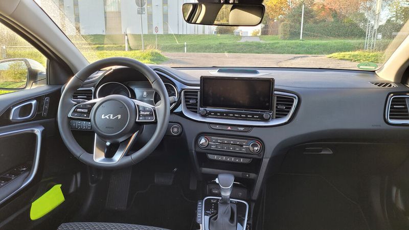 4. Das Cockpit: Kia-typisch ist alles an seinem Platz, man findet sich intuitiv schnell zurecht. Optisch ist das Cockpit jetzt nicht super hip, sondern eher funktional. Die restlichen Ceed-Modelle sehen genauso aus.  (Bild: Wehner - Vogel Communications Group)