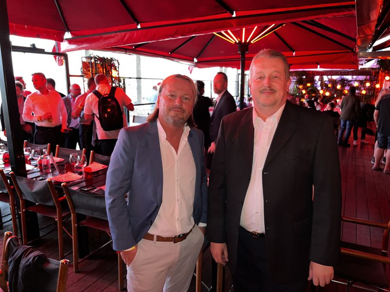 Thomas Dreßler und Volker Postel (r., HAUPT IT Systems). (IT-BUSINESS)