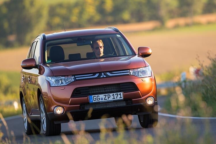 Der Outlander ist ab dem 6. Oktober 2012 offiziell auf dem Markt erhältlich. Das SUV ist ab Verkaufsstart auch in einer reinen Frontantriebsversion erhältlich. Die Preise beginnen bei 24.490 Euro – wie bereits beim Vorgänger. (Mitsubishi)