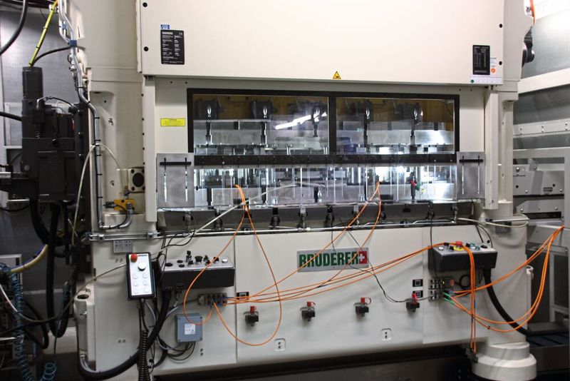 Auf dieser neu angeschafften Stanzpresse produziert Albrecht Jung Tragplatten unter anderem für Elektroinstallationsgeräte. (Bild: Itasse)