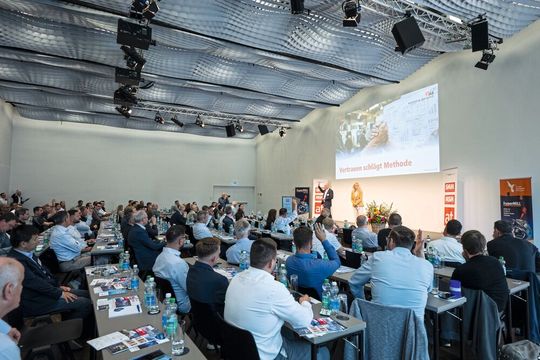 Die Denkanstösse von Michael Jahn, CEO der Phoenix Mecano Solutions AG, und Dagmar Frank, Organisationsentwicklerin und Coach, sorgten im Saal für Gesprächsstoff.(Bild:  Thomas Entzeroth)