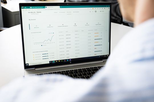 Digitale Modelle werden im Digital Warehouse gespeichert und über verschiedene Digital-Rights-Management-Lösungen geschützt bereitgestellt.(Bild:  Daimler Trucks & Buses)