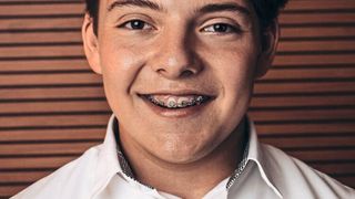 11 Monate erstritt Samuel Pemsel seine uneingeschränkte Geschäftsfähigkeit vor Gericht. Heute, zwei Jahre später, berät der 17-Jährige KMU dazu, wie sie Nachwuchskräfte aus der Generation Z gewinnen können. (Bild: Hendrik Jelen)