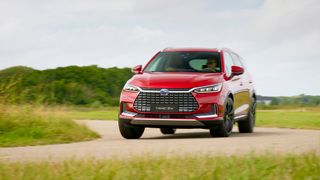 Während es den BYD Tang in Europa ausschließlich als E-Auto zu kaufen gibt, ist das SUV in China auch als Plug-in-Hybrid erhältlich. (Bild: BYD)