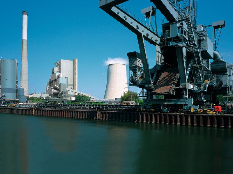 Das klassische Contracting ist die Lieferung von Nutzenergie in Form von Strom, Wärme, Dampf, Druckluft und Kälte sowie Wasser und Licht, beispielsweise in Industrieparks. (Bild: RWE)