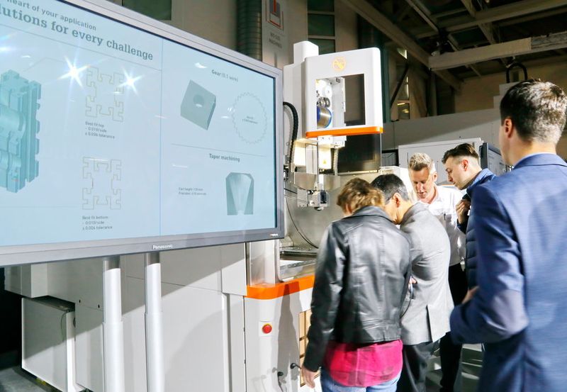 Feierliche Enthüllung auf den Solution Days 2017 in Losone für die neue Cut P Serie von Agie Charmille. (Anne Richter, SMM)