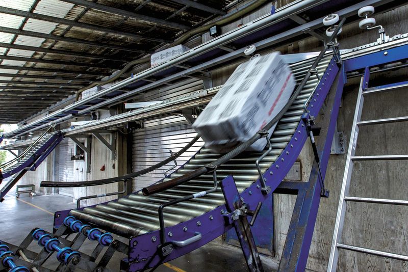 Bild 1: Die Produkte werden über zwei übereinanderliegende Abwurfstrecken transportiert. Gliedkettenförderer sorgen für den schonenden Transport. (Bild: Haro)