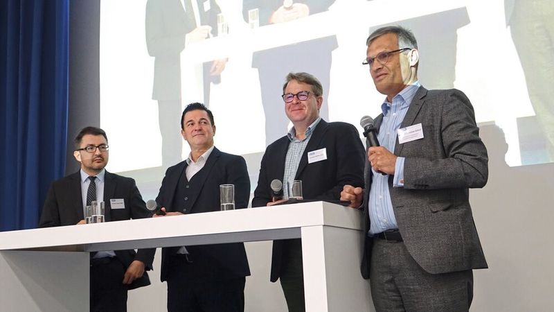 V. r.: Im Rahmen einer Podiumsdiskussion, geleitet von ZDK-Haupgeschäftsführer Kurt-Christian Scheel, berichtete Carsten Müller, Mitglied des Bundestags (MdB) und Vorsitzender des Parlamentskreises Automobiles Kulturgut im Deutschen Bundestag (PAK), über das Thema Oldtimer aus gesellschaftspolitischer Sicht. Matthias Kemmer, Vorsitzender des Ausschusses „Oldtimer“ im ZDK, appellierte an Oldtimerbetriebe, verstärkt selbst auszubilden. „Wesentliche Teile der Bevölkerung stehen der Oldtimerei offen gegenüber“, stellte Christian Sauter, ebenfalls MdB und PAK-Mitglied, klar.   (Bild: Dominsky –  »kfz-betrieb«)