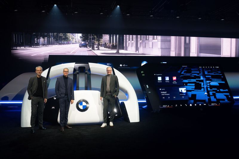 Auf der Messe stellten Adrian van Hooydonk, Frank Weber und Stephan Durach das neue BMW Panoramic iDrive vor. (Bild: BMW)