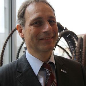 Prof. Dr. Peter Loos, Leiter des Instituts für Wirtschaftsinformatik im DFKI: „Mit dem iPRODICT-Ansatz werden Big-Data-Analysen nicht nur zur Optimierung einzelner Produktionsschritte in Echtzeit realisiert, sondern auch zur Prognose und Steuerung gesamter Geschäftsprozesse, ein wesentlicher Schritt in Richtung des sogenannten Predictive Enterprise“.