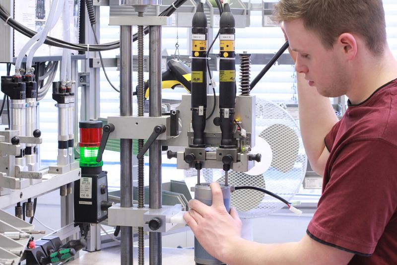 Atlas Copco Tools hat für alle Schraubfälle und Anforderungen geeignete Montagelösungen – zum Beispiel die elektronisch gesteuerten, sehr schlanken und dokumentationsfähigen Schrauber der Tensor-SL-Reihe, die hier konstruktiv in einen kompakten Zweifachschrauber für die Montage von Elektromotoren integriert wurden. (Bild: Atlas Copco Tools)