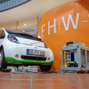 Die Fachhochschule Würzburg-Schweinfurt hat den Prototyp einer Stromerbatterie zum gezielten Laden und Entladen entwickelt.