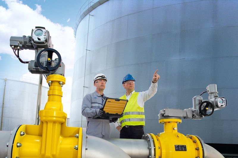 Selbst bei einer Explosion im Inneren dringt kein Zündfunke nach außen. Elektrische Stellantriebe enthalten alle Komponenten in einem Gehäuse. Die ideale Zündschutzart für diese Konstellation ist die druckfeste Kapselung. (Auma)