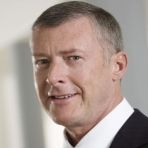 Titel, Name:			Thomas Blades  Geburtsjahr, -ort:		1956 in Hamburg  Funktion:			Vorstand  Firma:				Linde AG Ausbildung: Studium der Elektrotechnik in Salford/Vereintes Königreich und Lyon/Frankreich Abschluss: Diplom-Ingenieur  Berufliche Laufbahn: 2004	CHOREN Industries GmbH, Hamburg/Freiberg, Präsident & CEO 2009	Siemens AG, Energy Sector, CEO Oil & Gas Division, Duisburg und Abu Dhabi März 2012	Linde AG, München, Mitglied des Vorstands  Verantwortlich für das operative Segment Americas, die Global Business Unit Healthcare und die Business Area Merchant & Packaged Gases (Flüssig- und Flaschengase)  (Bild: Linde)