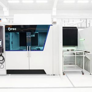 Prozesssicher für grosse Bauteile: Automatisierte Gleitschleifanlage «SF-HP» für Triebwerkskomponenten. (Bild: Otec)