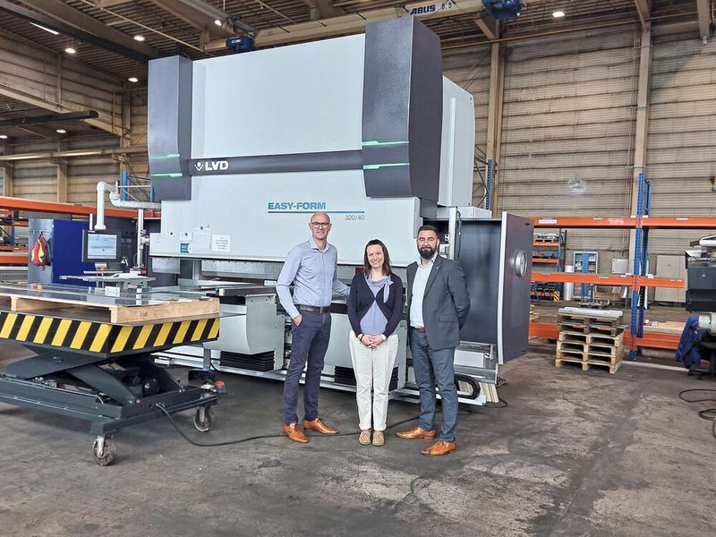 Frauke Finus (leitende Redakteurin Blechnet) lässt sich von Sven Becker (links) die beeindruckende Fertigung von Lödige zeigen. Mit dabei außerdem Jens Schreger von LVD (rechts). (Bild: VCG/Finus)