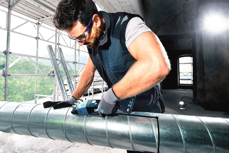 So schneidet man sich heute präzise und kräfteschonend durchs Blech! Mit Trumpf-Elektrowerkzeugen, die auf eine 90-jährige Entwicklungsgeschichte zurückblicken. (Bild: Trumpf)