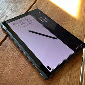 Das Convertible-Notebook im Tablet-Modus. Der S Pen gehört zum Lieferumfang.(Bild:  Vogel IT-Medien)