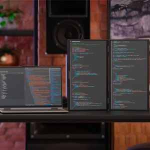 ... oder auch hochkant aufgestellt als zusätzliches Dual-Display für die Softwareentwicklung dienen.(Bild:  Japannext)