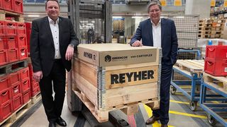 Von links: Reyher-Geschäftsführer Klaus-Dieter Schmidt und Matthias Hebrok, Geschäftsführer Cartoflex präsentieren die Greencor-Palettenabdeckung. Das Besondere: dieses Wellpappeprodukt besteht zu rund 33 Prozent aus Gras. (Reyher)