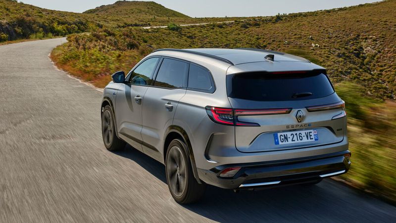 Ab 43.500 Euro steht der Wagen beim Händler, kostet damit gut 10.000 Euro weniger als der Vorgänger. (Bild: Renault)