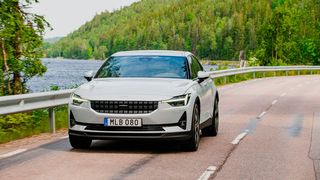 Auf das seit vorigem Jahr verkaufte, recht exklusive Plug-in-Hybrid-Performance-Coupé Polestar 1 folgt jetzt das erste vollelektrische Modell: der Polestar 2. (Bild: Dino Soldin/Polestar)