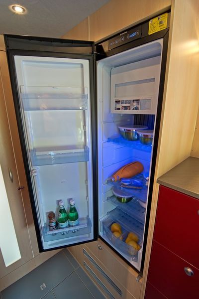 Die Küche kann mit einem Slim-Tower-Kühlschrank mit stattlichen 138 Litern Kühlvolumen (inklusive 10-Liter-Gefrierfach) ausgestattet werden. (La Strada)