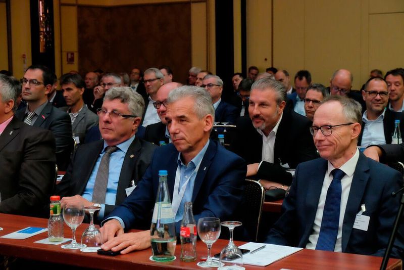 Aufgepasst: (v.re.) Ulrich Große (Kfz-Gewerbe Sachsen), Tilo Schumer und Ralf Herrmannsdorf (beide Kfz-Innung Leipzig).  (Zietz/»kfz-betrieb«)