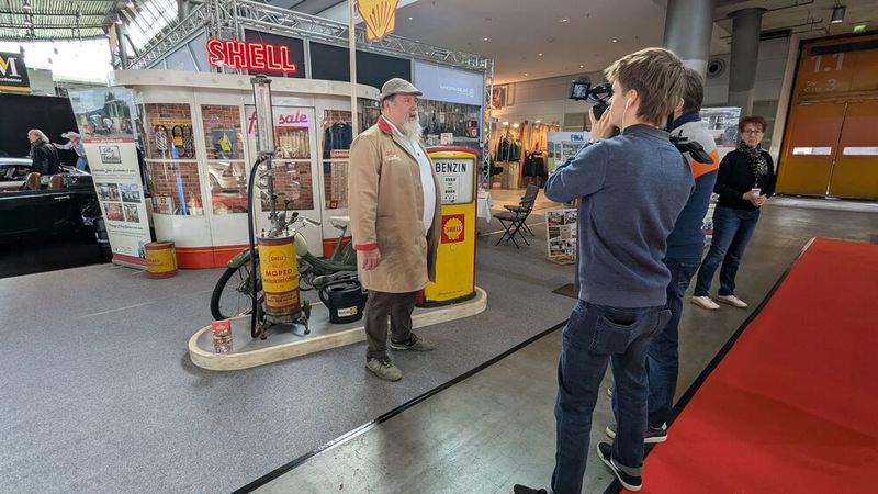 Auch so kommt Jugend in Kontakt mit Oldtimern: wenn Papa arbeitet und Interviews macht... (Bild: Dominsky – VCG)