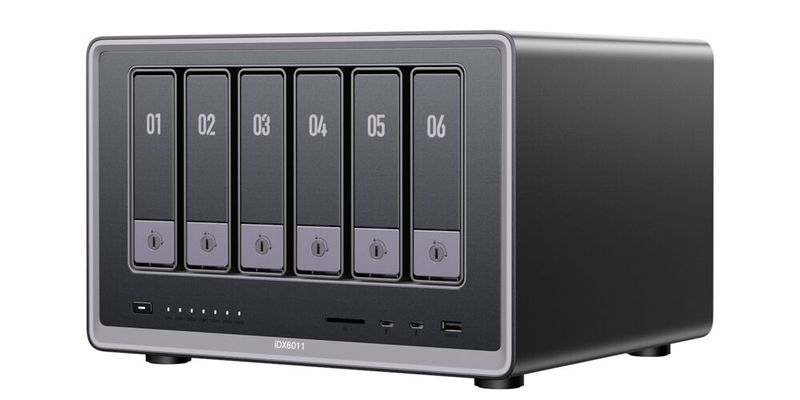 Die mögliche Massenspeicherbestückung entspricht beim NASync iDX6011 dem Pro-Modell. Angetrieben wird das AI-NAS von einem Core i5 aus Intels Meteor-Lake-Generation mit 32 oder 64 GB RAM. (Bild: Ugreen)