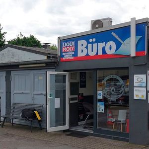 Das Büro findet in einem angebauten Container (ein wenig) Platz.(Bild:  Rosenow/»kfz-betrieb«)