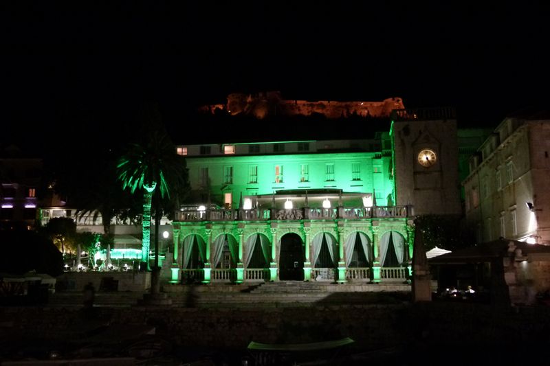 Die San Marco Terrace wurde für das Gala-Dinner in Acer-grün erleuchtet. (Acer)