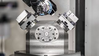 Die Spannvorrichtung ist für vier Spanner ausgelegt: zwei in 45-Grad-Stellung für OP10 und zwei für die horizontale OP20-Bearbeitung der sechsten Seite. (Bild: Volker Foehl)