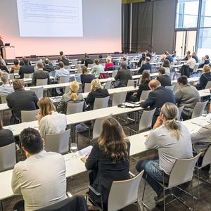 Der begleitende Kongress Med-Tech Summit bringt Vertreter von Forschung und klinischer Anwendung mit Herstellern, Zulieferern und Dienstleistern der Medizintechnikbranche zusammen. In Verbindung mit dem Fachprogramm entsteht eine Plattform für zielgerichteten und praxisnahen Austausch. Diskutiert werden Technologietrends wie Robotics, Smart Electronics oder auch Digital Processes.