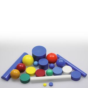 Die Prüfkörper erinnern an Kinderspielzeug. Aber die Farbigkeit hat einen ernsten Hintergrund.