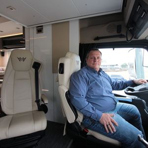 Der Hausherr heißt Michael Ebner. Ebner ist Software-Unternehmer und hat seinen Magellano  selbst entwickelt und von Handwerkern aus seiner Heimat mit Technik aus dem Hausbau aufrüsten lassen.(Bild:  Benjamin Bessinger/SP-X/)