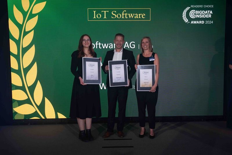 In der noch jungen Kategorie IoT Software gewinnt Wipro Silber. Unsere Award-Fee Milena Hammerl (links) hält die Urkunde stellvertetend in die Kamera. Gold geht an die EDAG Group, vertreten durch Jana Speidel. Den Preis in Platin gewinnt 2024 die Software AG. Andreas Schophoven nimmt den Preis entgegen. (Bild: Manuel Emme Fotografie)