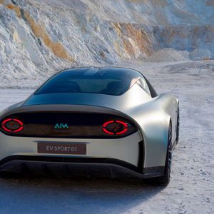 Im Heck sind zwei E-Motoren mit fast 500 PS, die allein die Hinterachse antreiben.(Bild:  AIM)