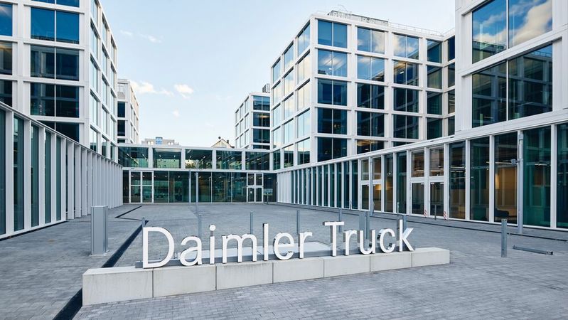 Das Konzernergebnis des Herstellers lag in den ersten drei Monaten des Jahres bei 795 Millionen Euro.(Bild:  Daimler Truck)