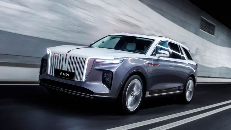 Als wäre das Format von gut 5,20 Metern Länge nicht schon auffällig genug, hat Hongqi den HS9 auch noch mit jeder Menge Lametta behängt. (Bild: Hongqi)